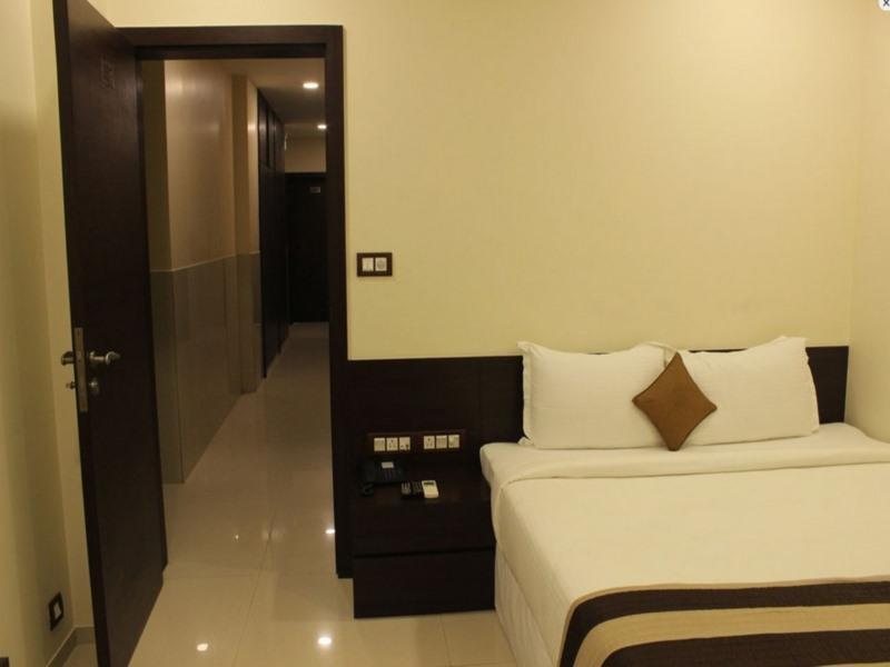 Oyo 16703 Hotel The Platinum Kolkata Exterior photo