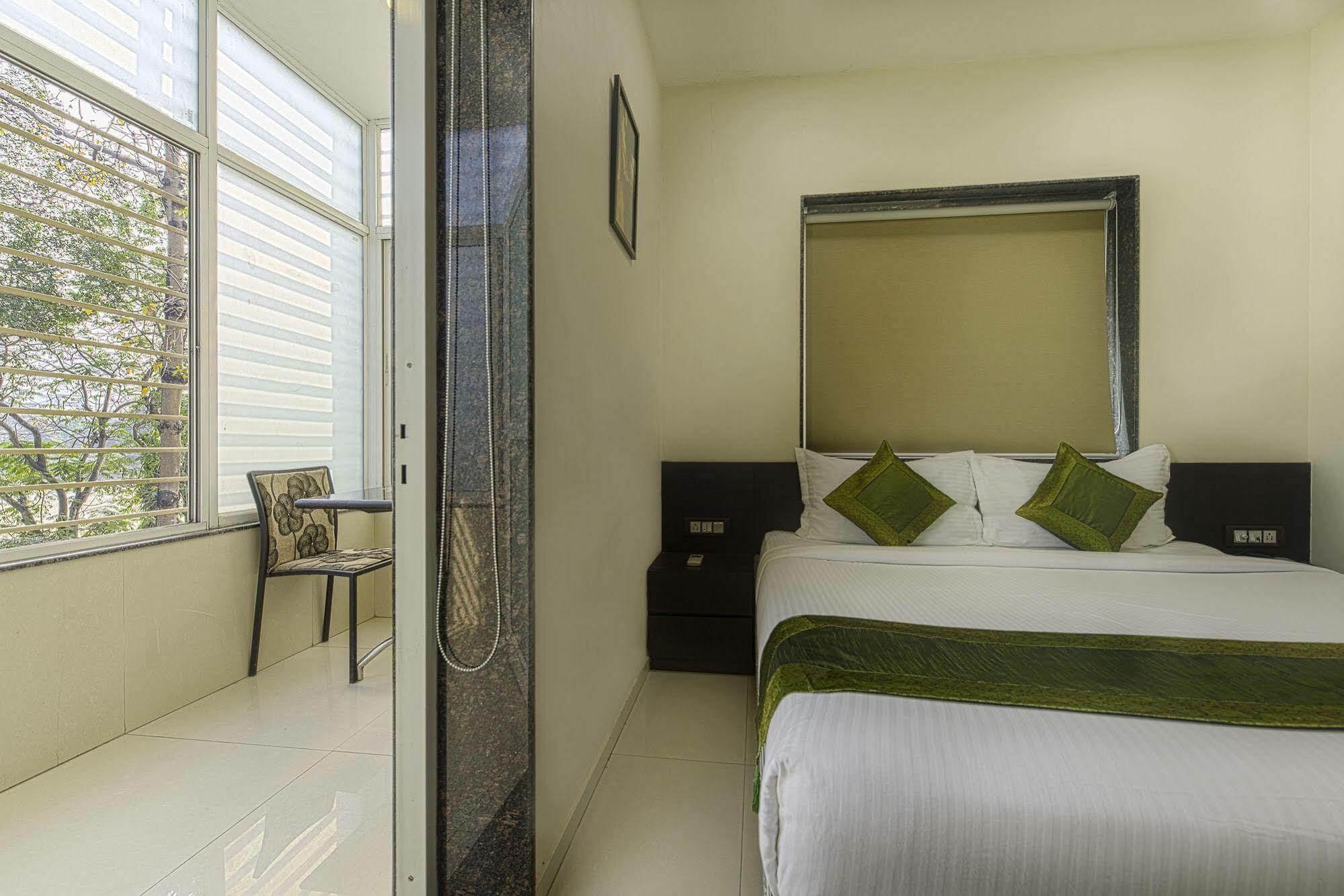 Oyo 16703 Hotel The Platinum Kolkata Exterior photo